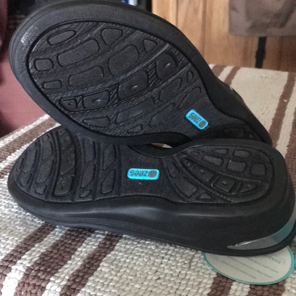 NWT Zees sandals - Picture 5 of 5